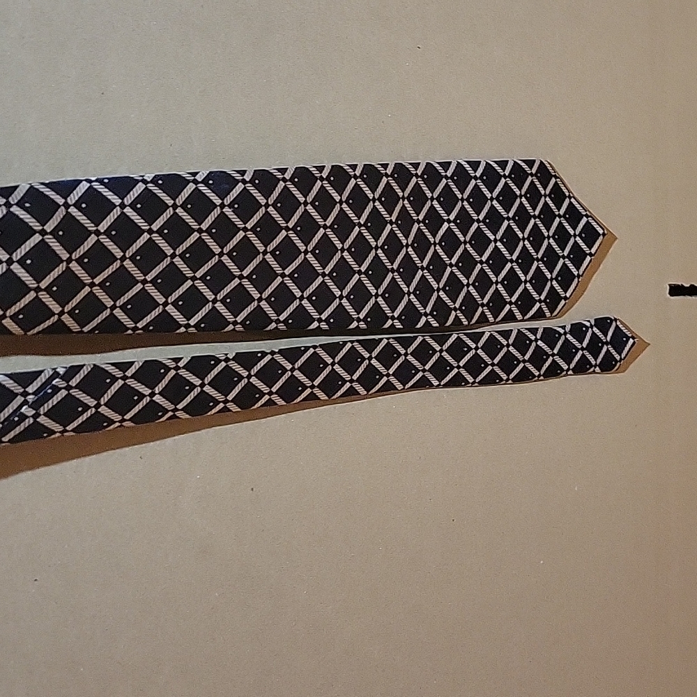 Number 5 Arrow Tie